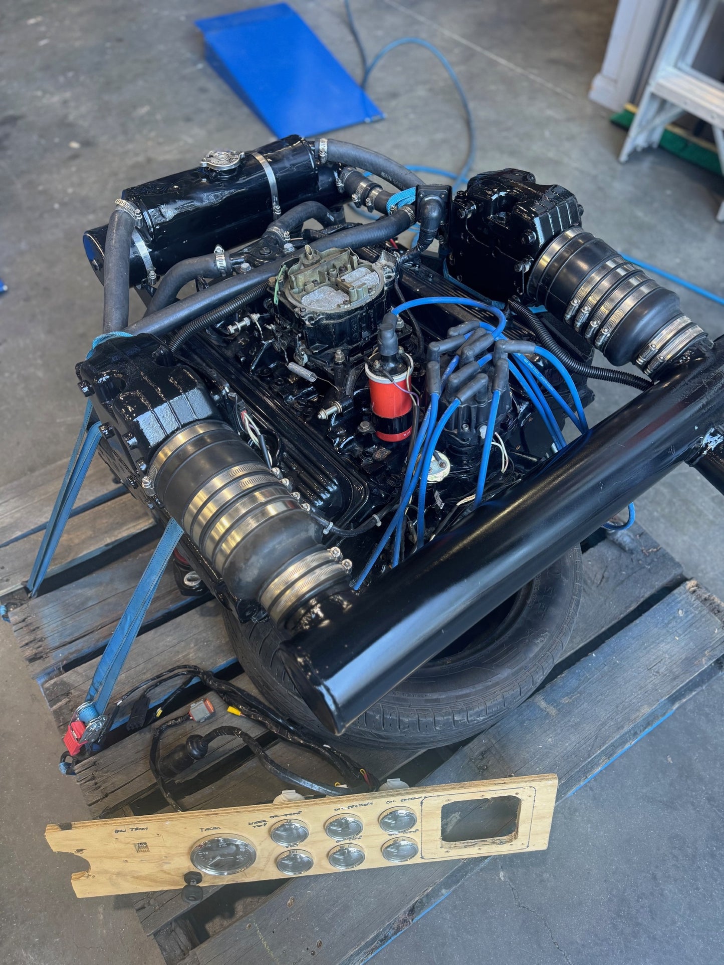 Mercruiser 5.7L V8 Boat Engine, Wiring Loom and Gauges