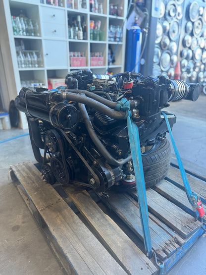 Mercruiser 5.7L V8 Boat Engine, Wiring Loom and Gauges