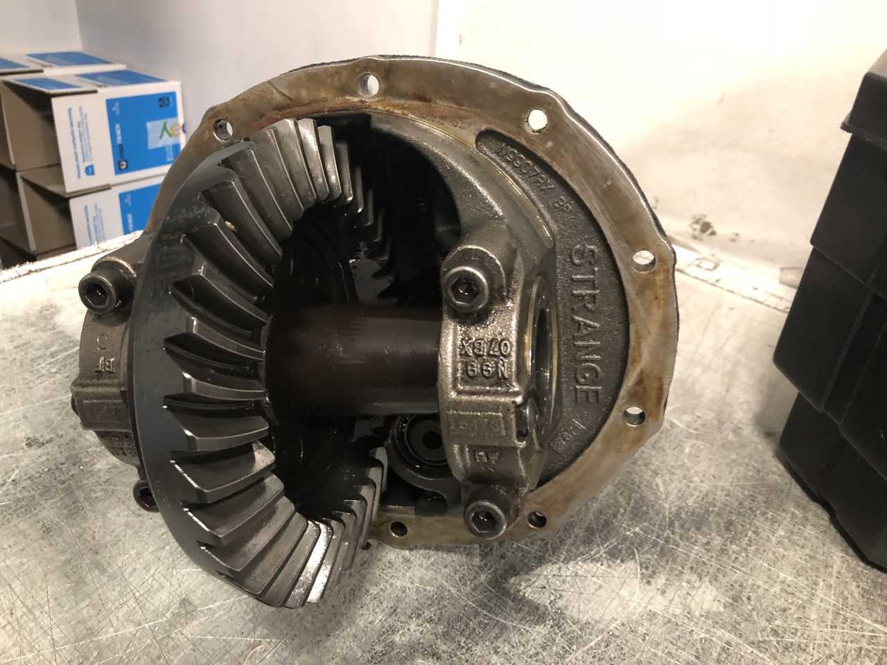 Strange STRPRF120SP35389 Clearance - Strange Ford 9" Pro Iron Diff Centre 3-89 Ratio 35 Spline Full Spool Used